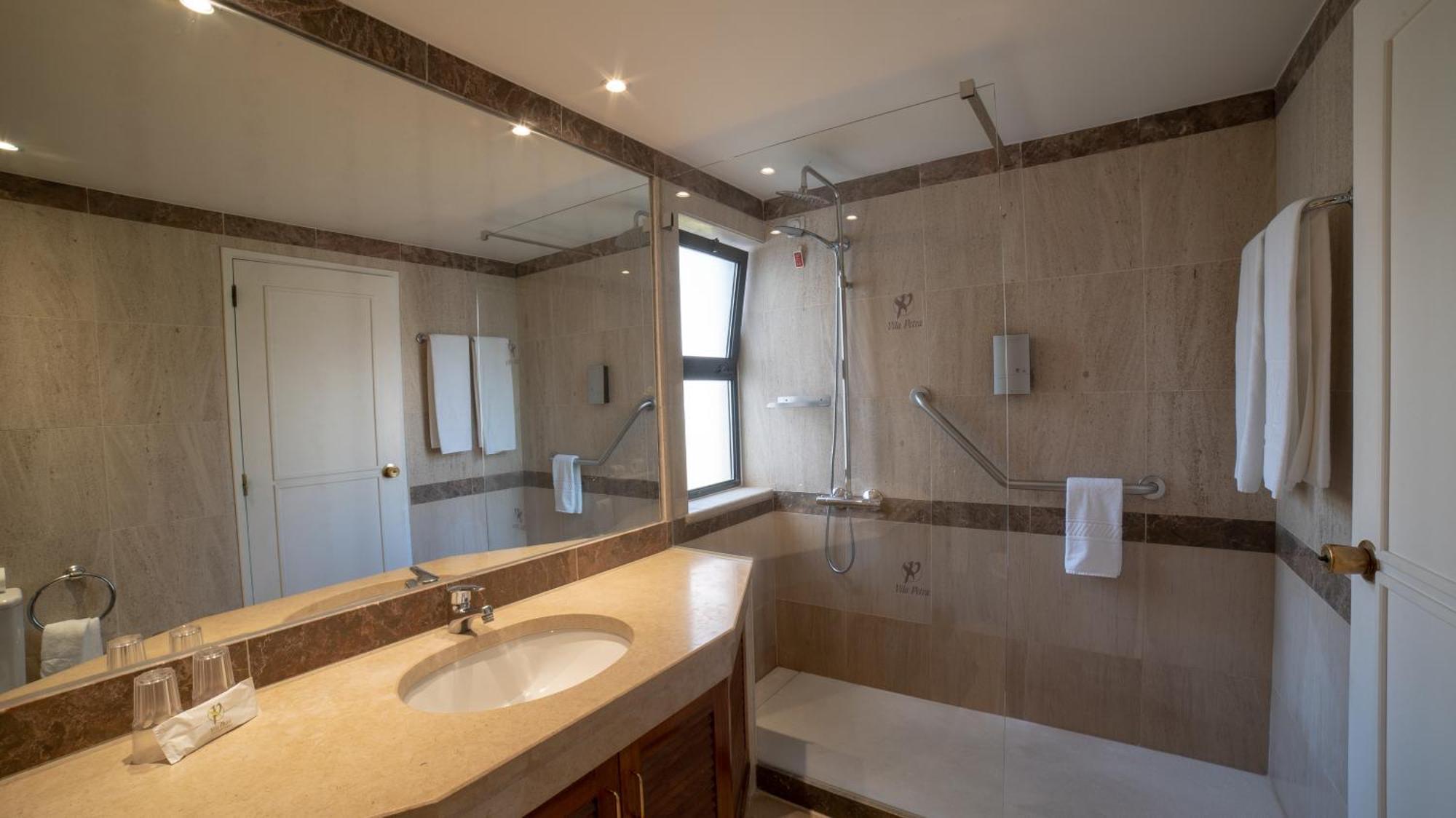 Two-Bedroom Apartment Pool View,1437829948:JPEG